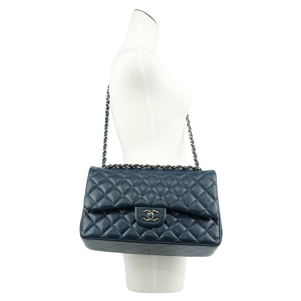 【CHANEL 】荔枝牛皮雙蓋銀鍊JUMBO COCO(30CM)(深藍色)A58600