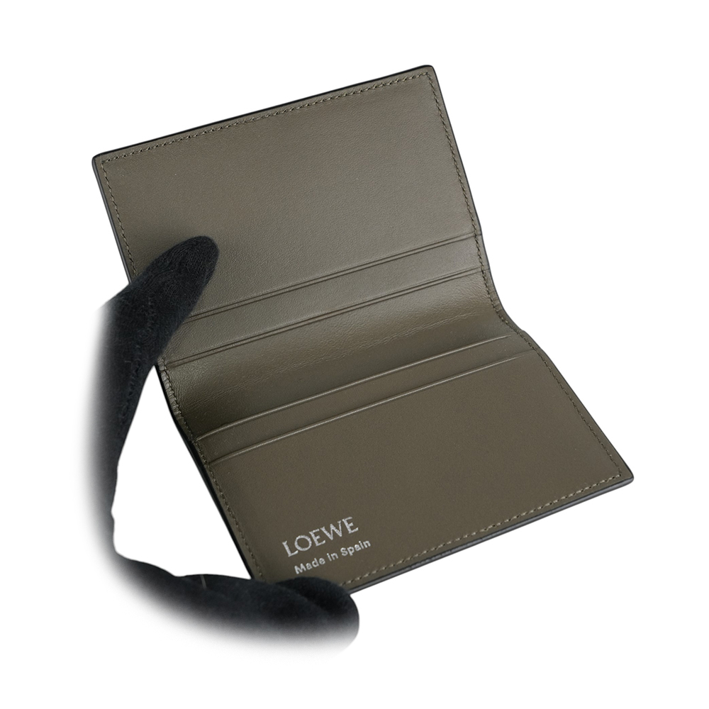 【LOEWE】銀色Logo 燙印小牛皮二折卡夾(黑色/深卡其) CEM1Q95X01 5858