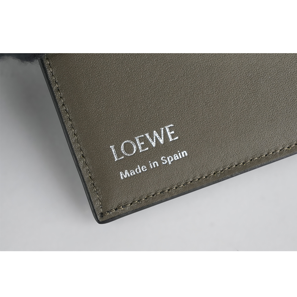 【LOEWE】銀色Logo 燙印小牛皮二折卡夾(黑色/深卡其) CEM1Q95X01 5858