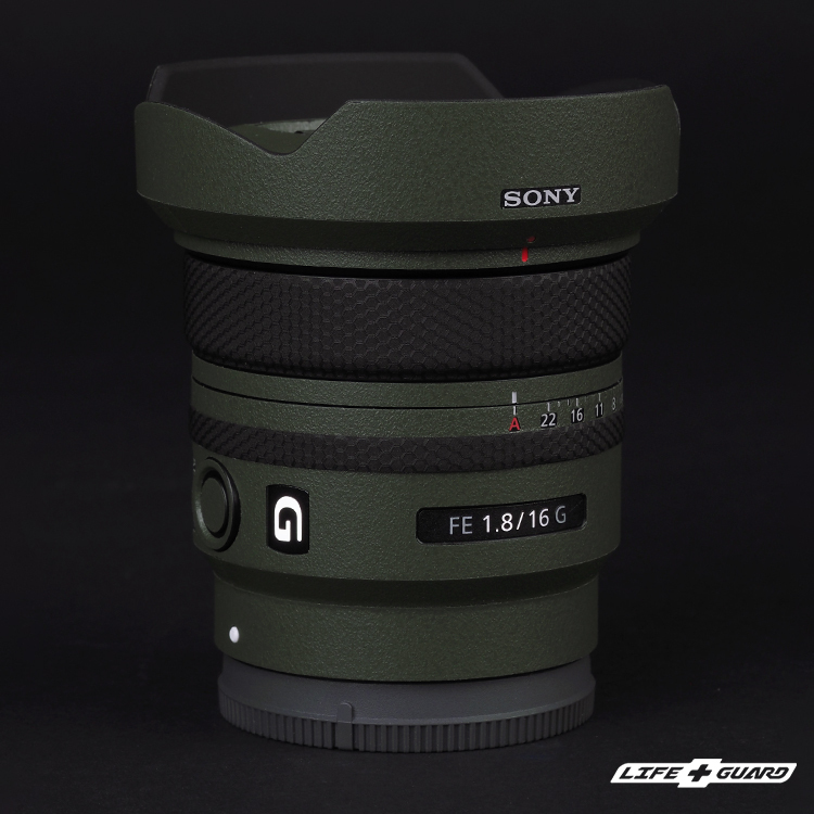 LIFE+GUARD Sony FE 16mm G 鏡頭貼膜側面展示圖，LIFE+GUARD 綠色砂紋風格