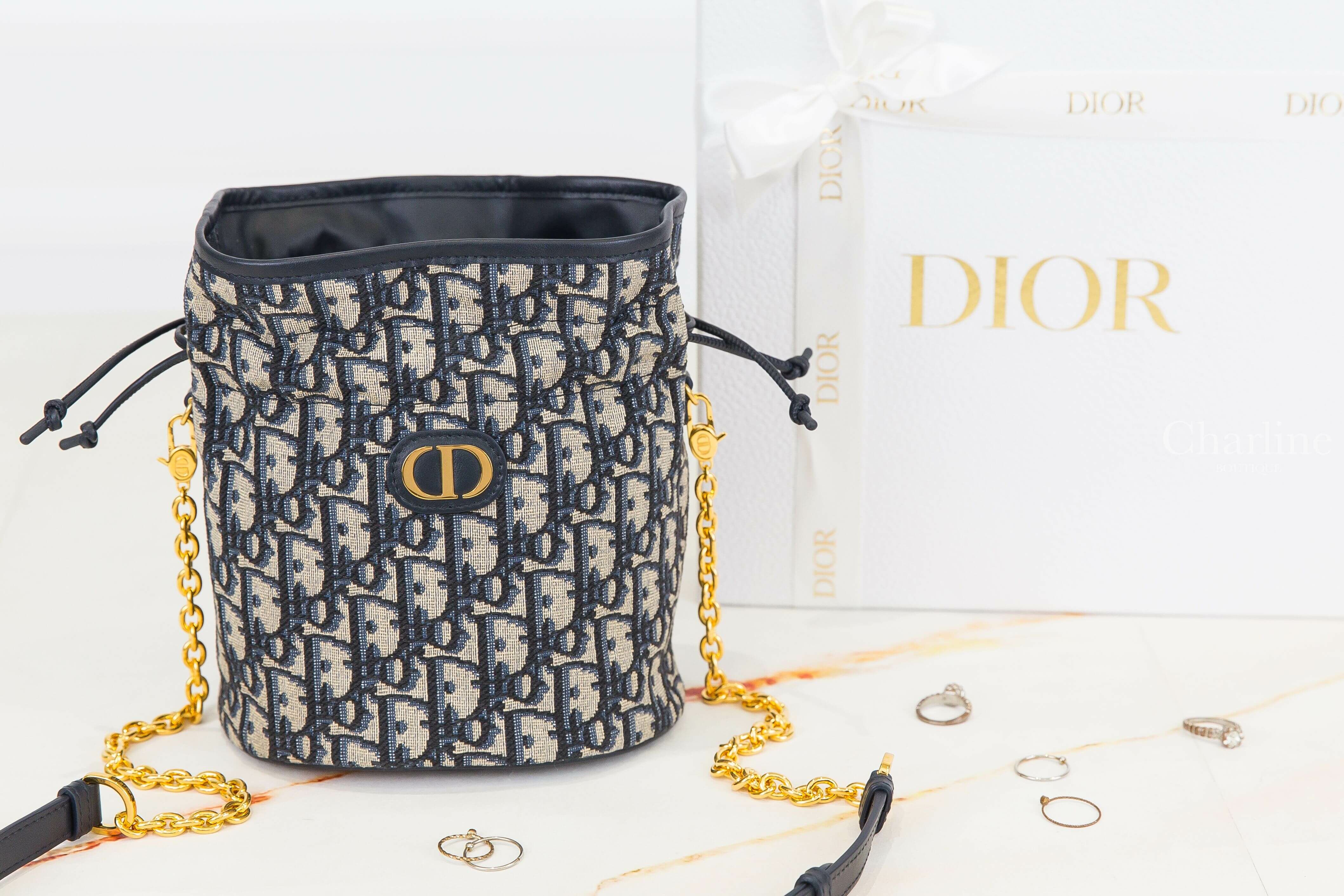 Dior 30 Montaigne Mini Bucket Bag With Drawstring 深藍色復古老花金色CD蒙田金鍊帶帆布小牛皮迷你束口肩背水桶包-Charline Boutique 精品代購
