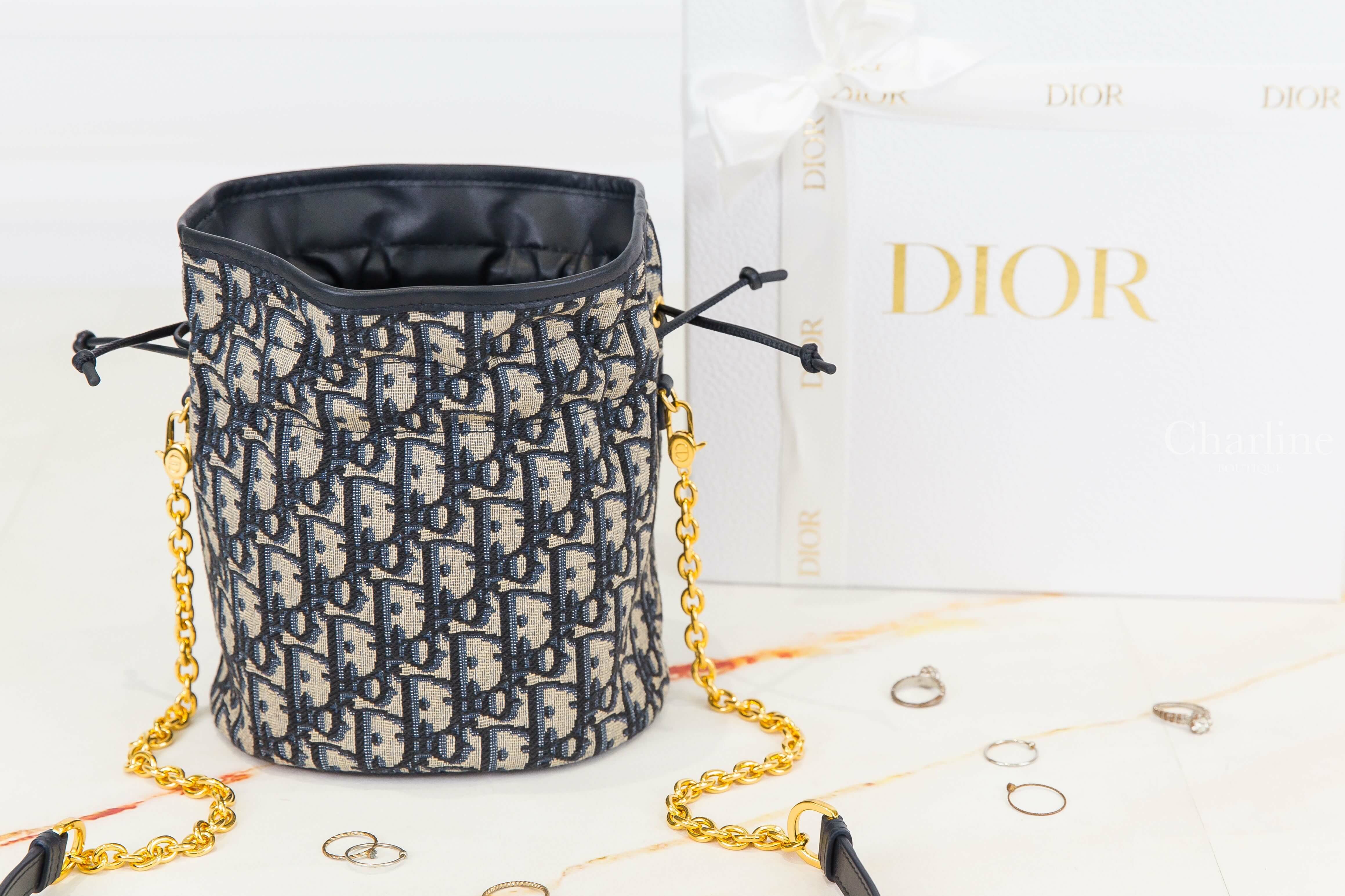 Dior 30 Montaigne Mini Bucket Bag With Drawstring 深藍色復古老花金色CD蒙田金鍊帶帆布小牛皮迷你束口肩背水桶包-Charline Boutique 精品代購