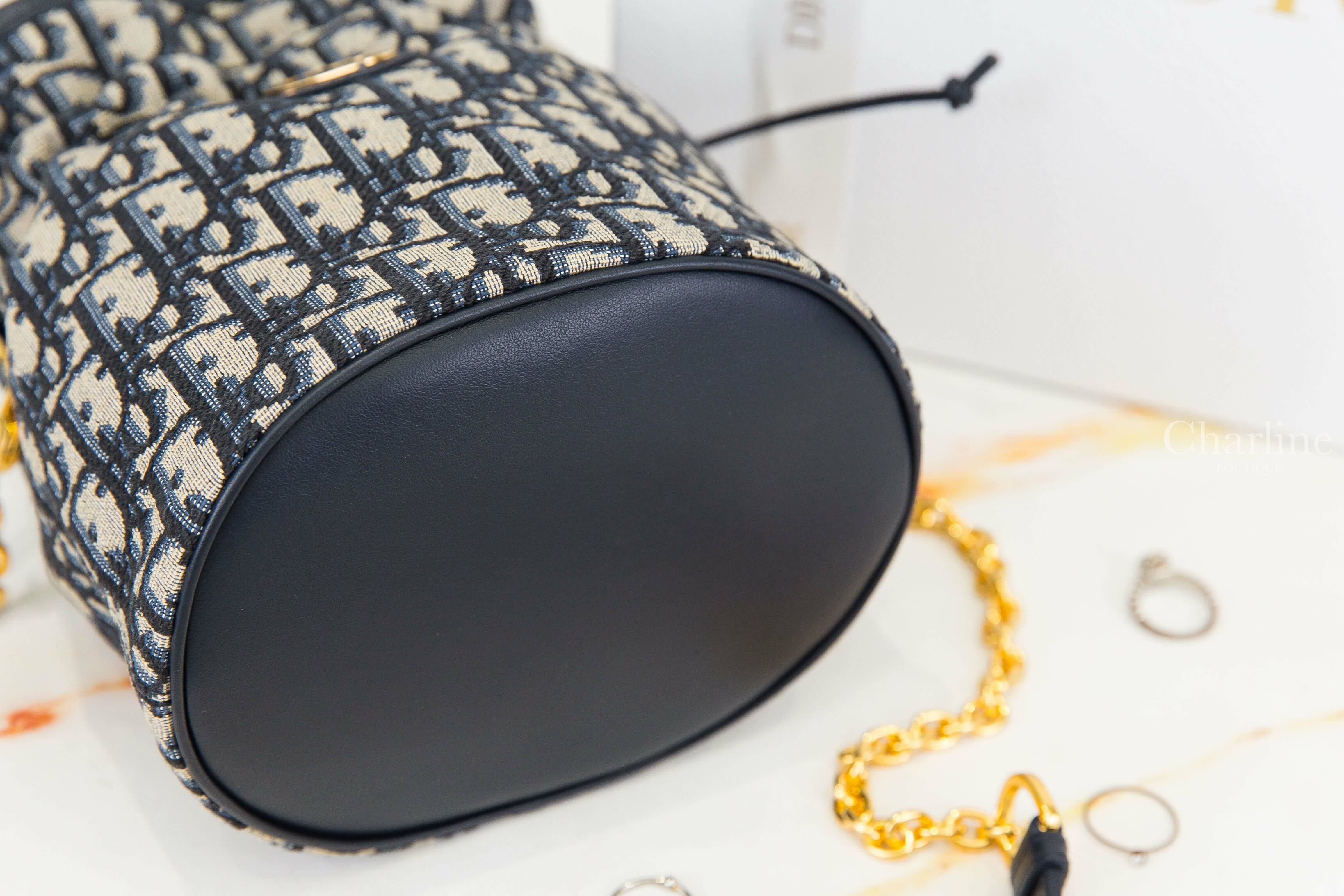 Dior 30 Montaigne Mini Bucket Bag With Drawstring 深藍色復古老花金色CD蒙田金鍊帶帆布小牛皮迷你束口肩背水桶包-Charline Boutique 精品代購