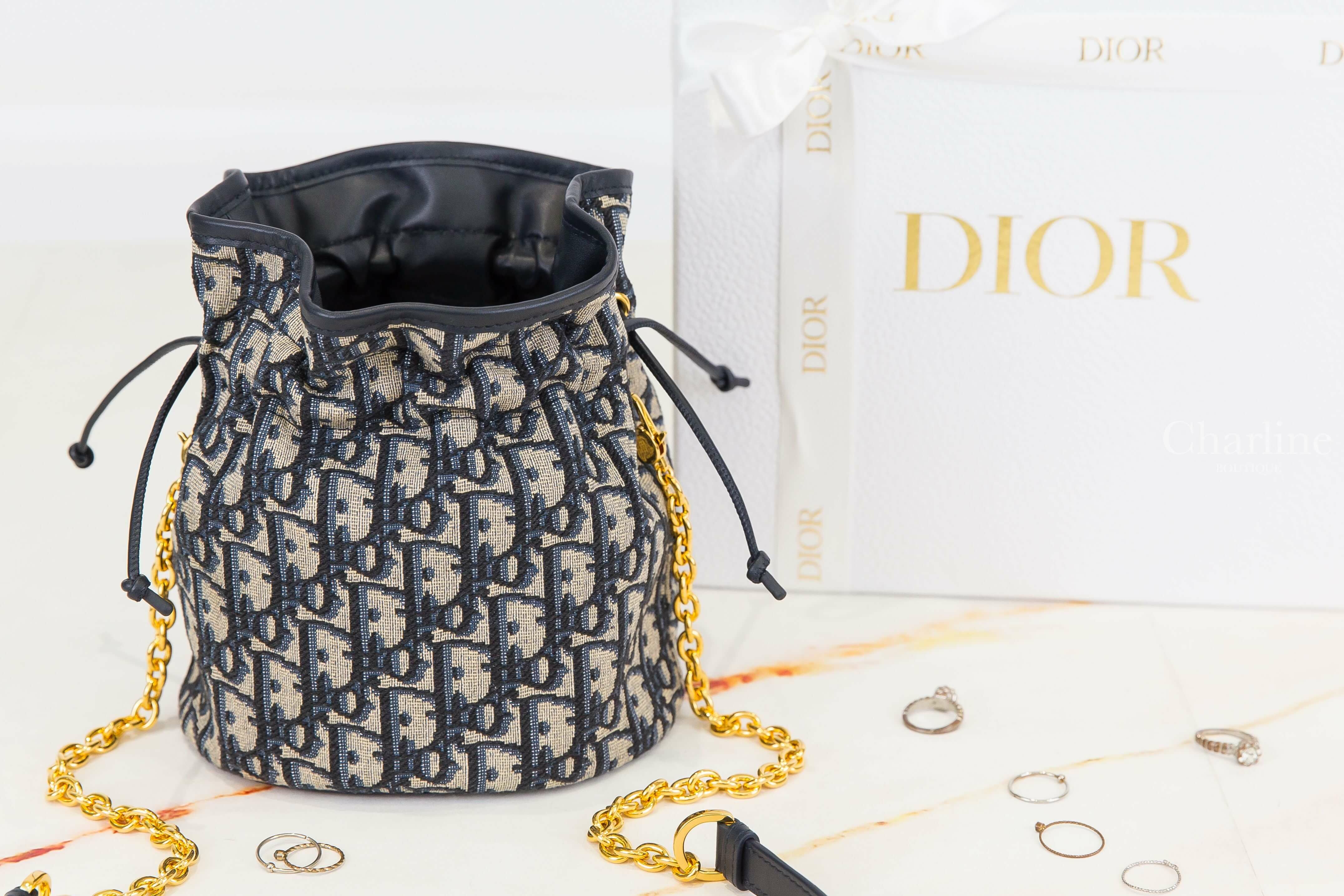 Dior 30 Montaigne Mini Bucket Bag With Drawstring 深藍色復古老花金色CD蒙田金鍊帶帆布小牛皮迷你束口肩背水桶包-Charline Boutique 精品代購