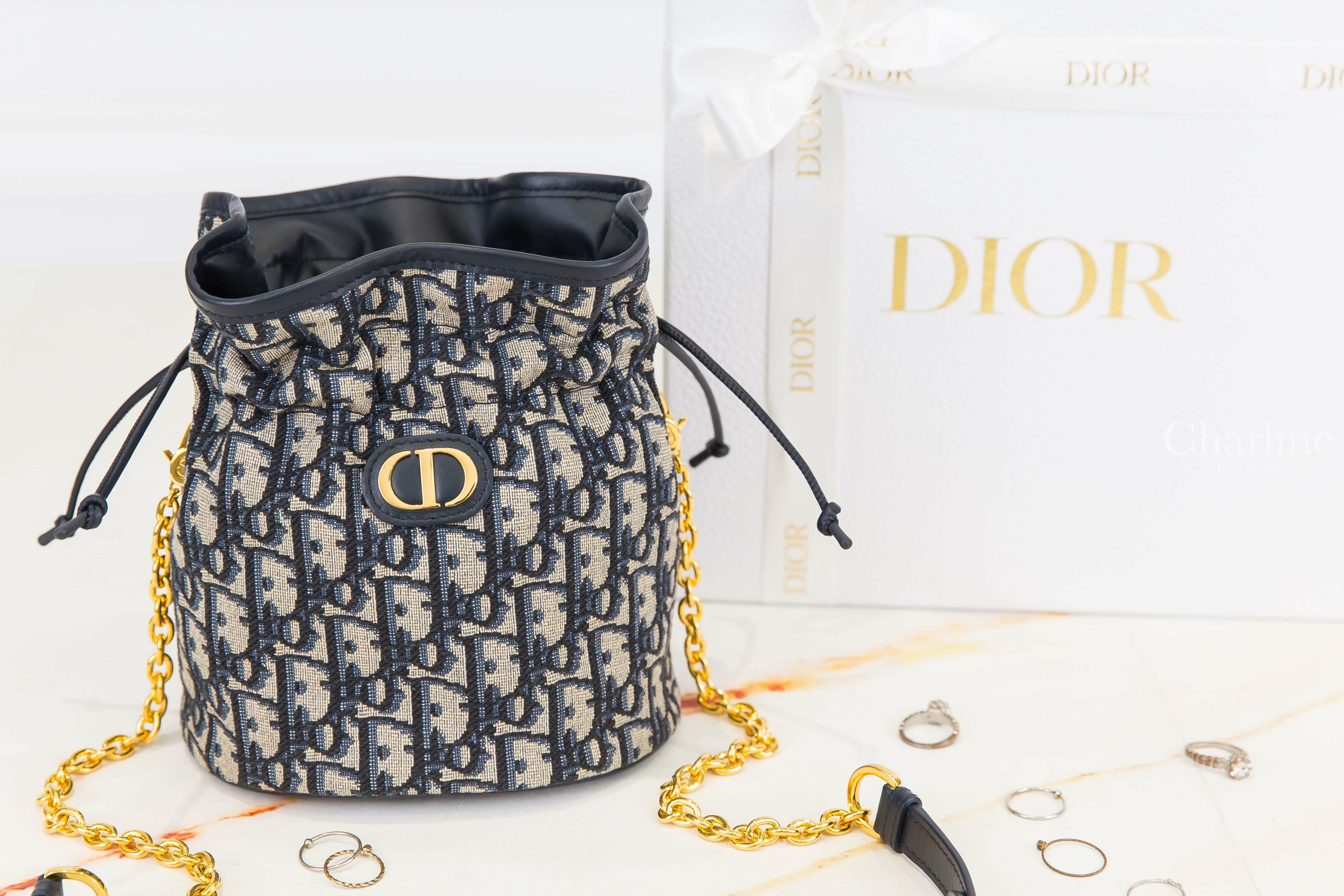 Dior 30 Montaigne Mini Bucket Bag With Drawstring 深藍色復古老花金色CD蒙田金鍊帶帆布小牛皮迷你束口肩背水桶包