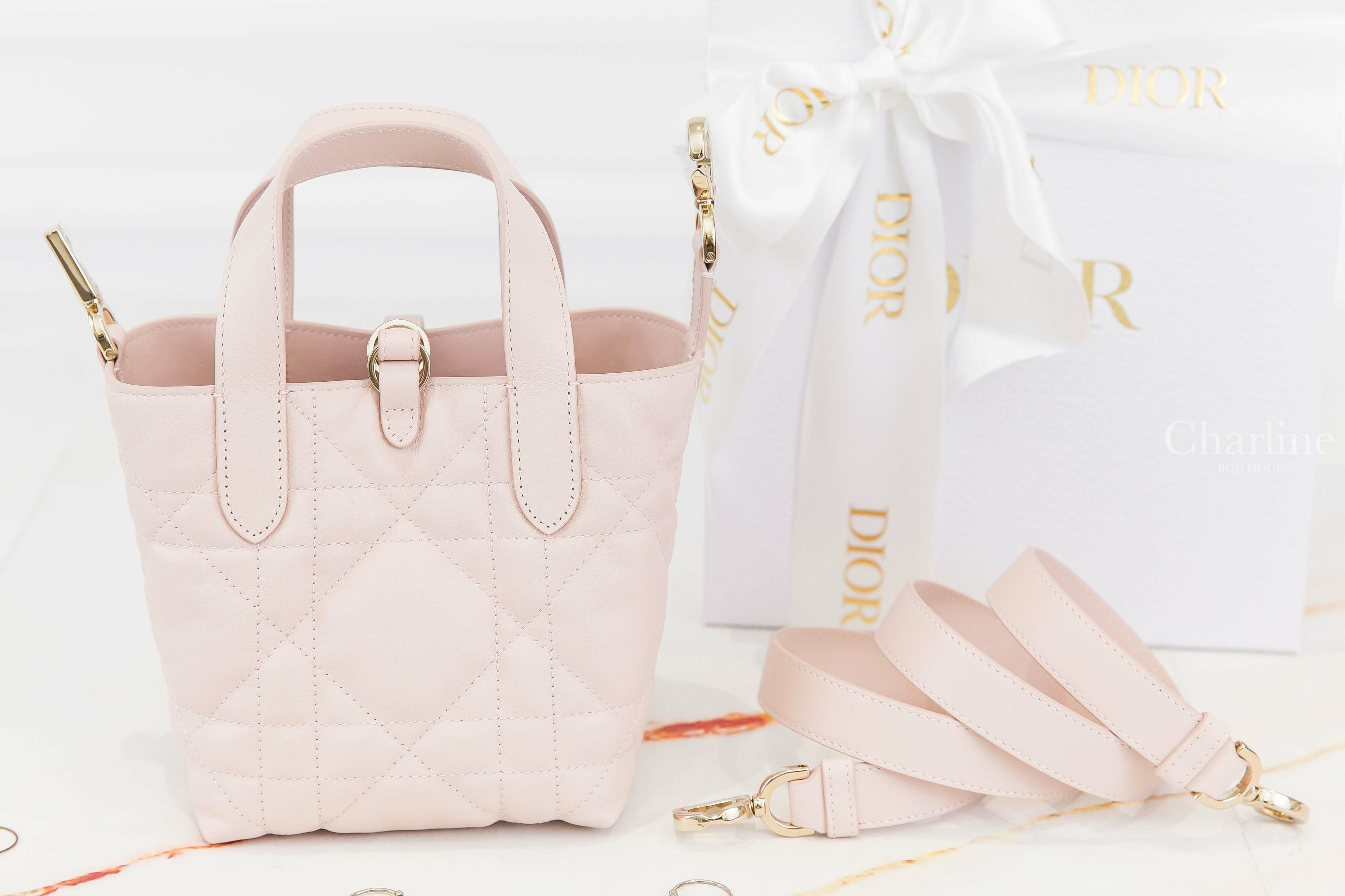 Dior Dior Toujours Vertical Nano Tote Bag 淡粉色金釦小牛皮藤格紋直式超迷你型手提肩背托特包-Charline Boutique 精品代購