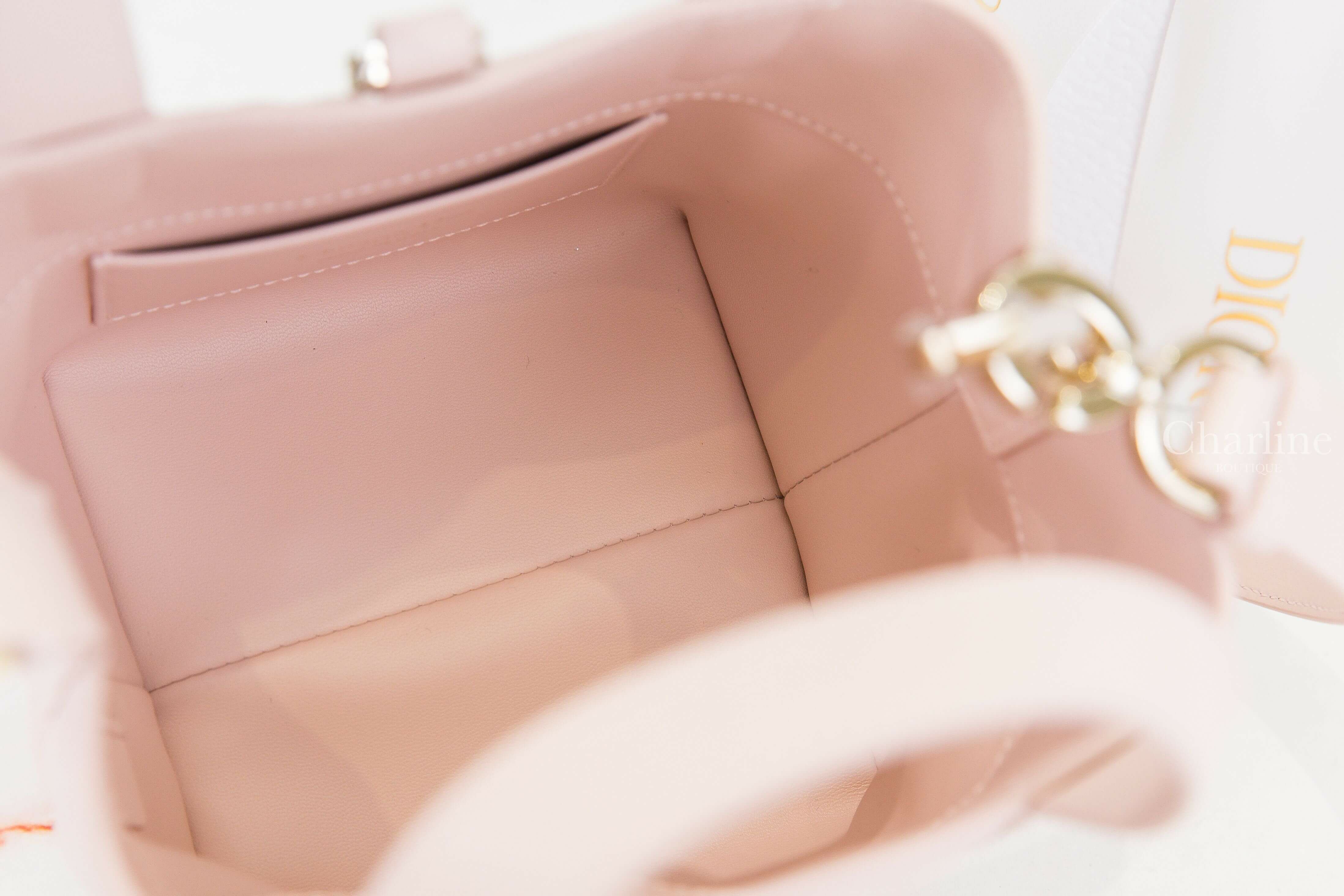 Dior Dior Toujours Vertical Nano Tote Bag 淡粉色金釦小牛皮藤格紋直式超迷你型手提肩背托特包-Charline Boutique 精品代購