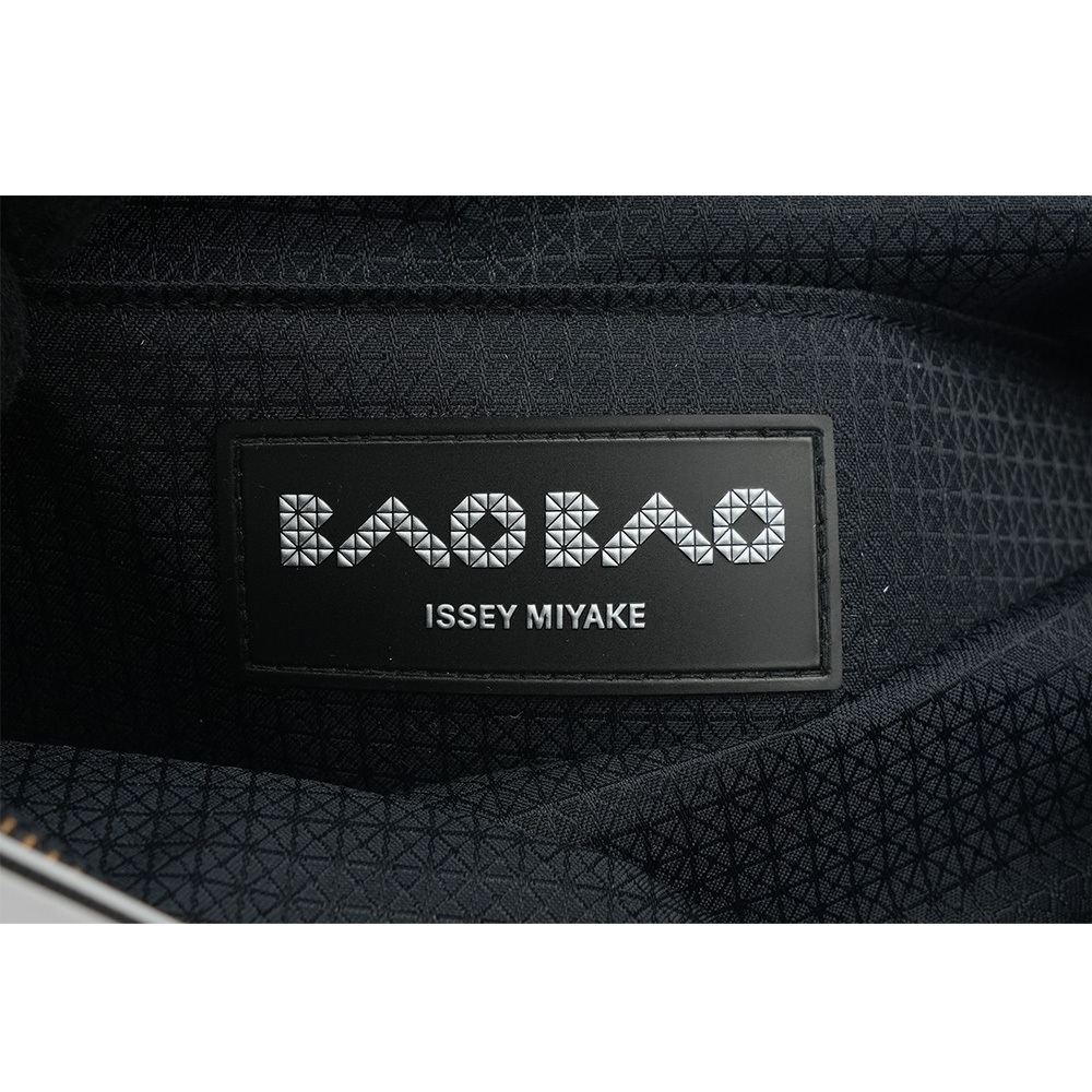 【ISSEY MIYAKE三宅一生】BAO BAO BLOCKY 啞光霧面拉鍊後背包(淺灰色)AG493 11
