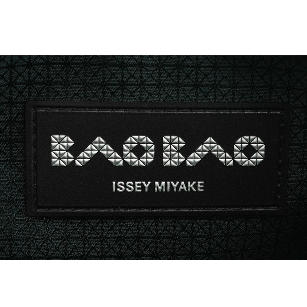 【ISSEY MIYAKE三宅一生】Loop Metallic 金屬光澤拉鍊肩背/斜背包(灰綠色)AG571 64