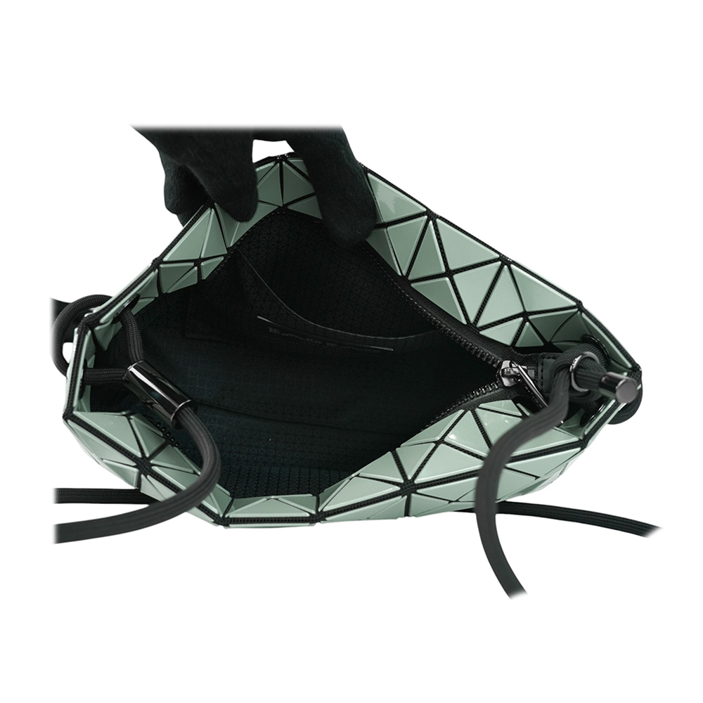 【ISSEY MIYAKE三宅一生】Loop Metallic 金屬光澤拉鍊肩背/斜背包(灰綠色)AG571 64