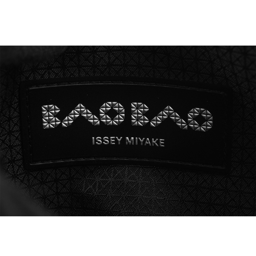 【ISSEY MIYAKE三宅一生】BAO BAO LUCENT 3X4 亮面斜背包(白色)AG056 01
