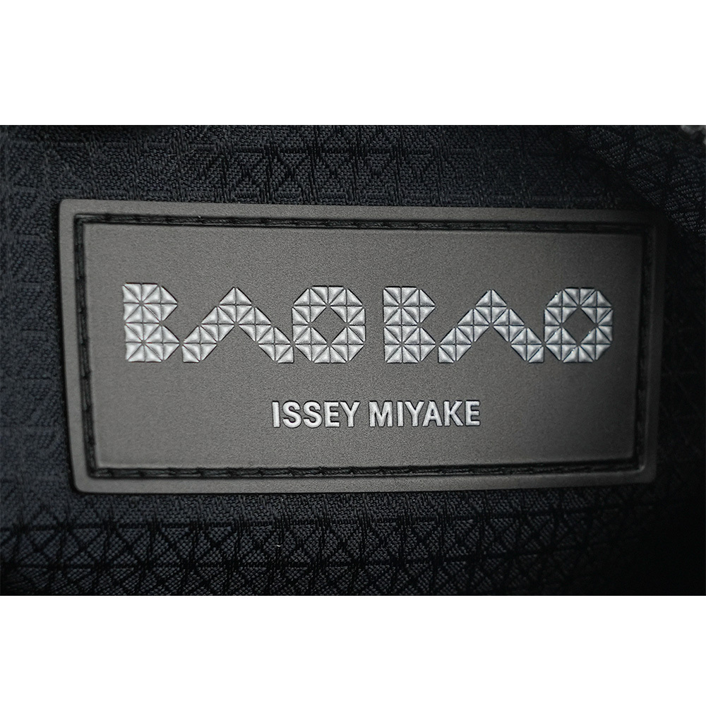 【ISSEY MIYAKE三宅一生】BAO BAO LUCENT 3X4 亮面斜背包(杏粉色)AG056 40