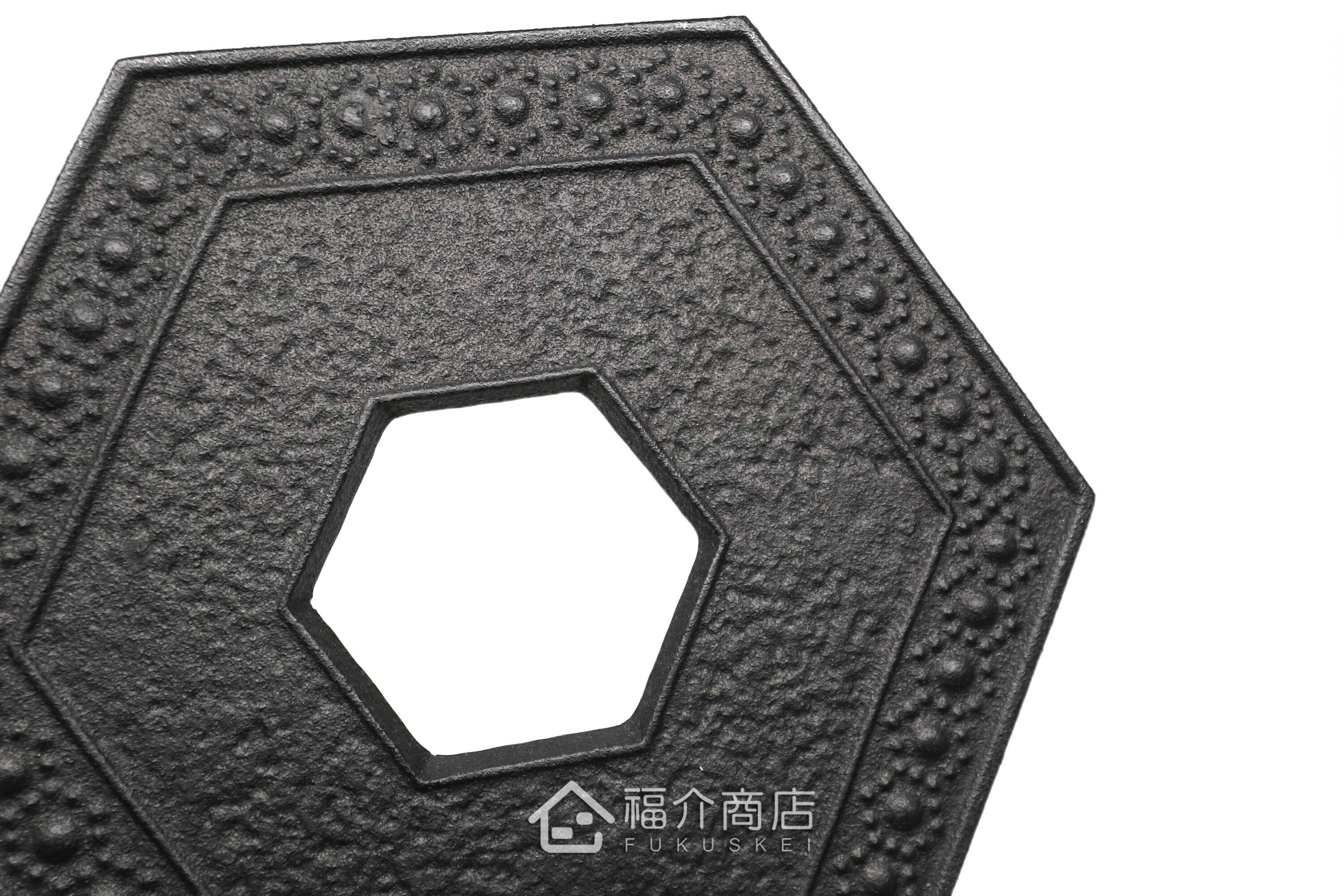 黑色六角龜甲造型放茶壺或鍋子的鑄鐵隔熱墊