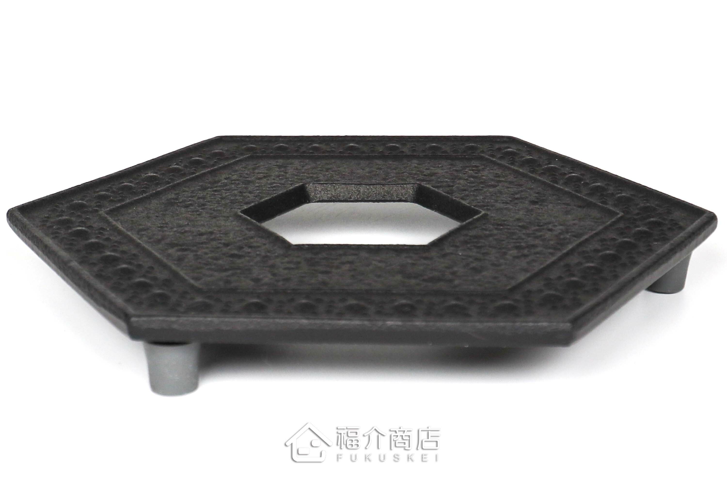 黑色六角龜甲造型放茶壺或鍋子的鑄鐵隔熱墊