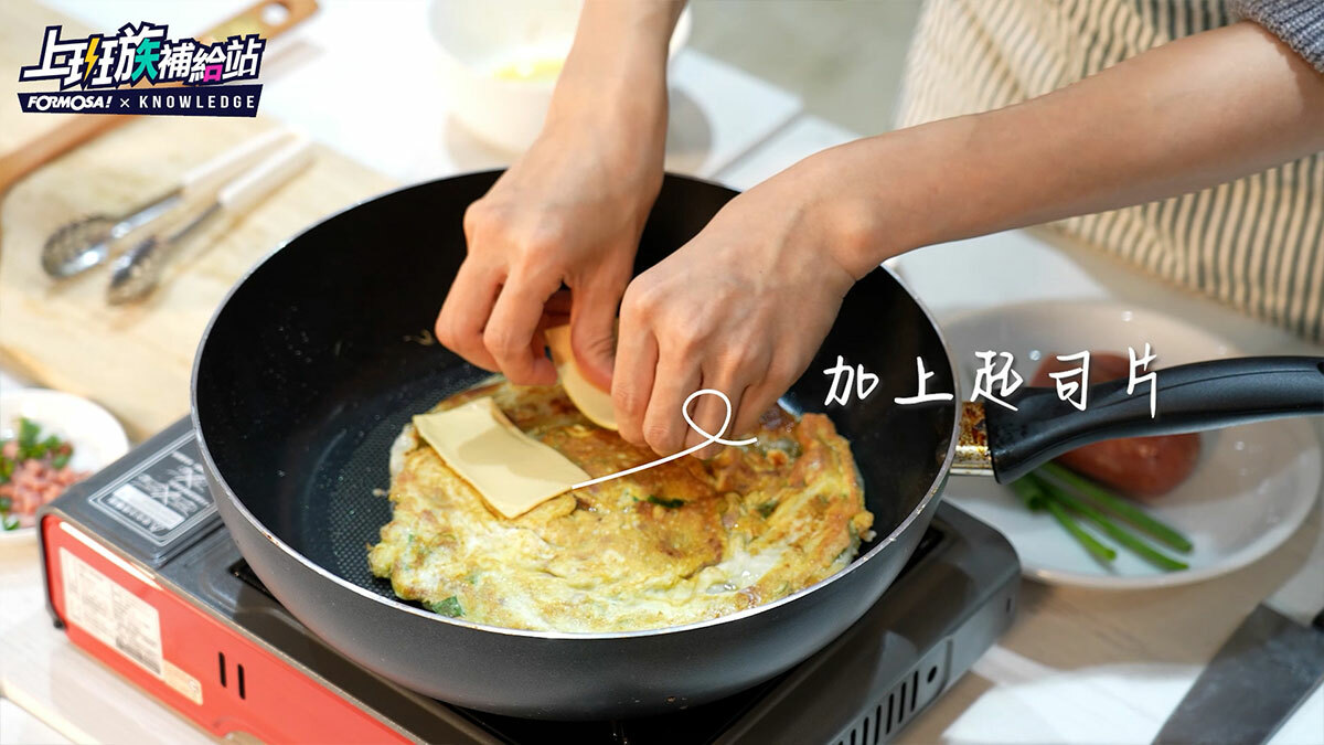 舖上起司