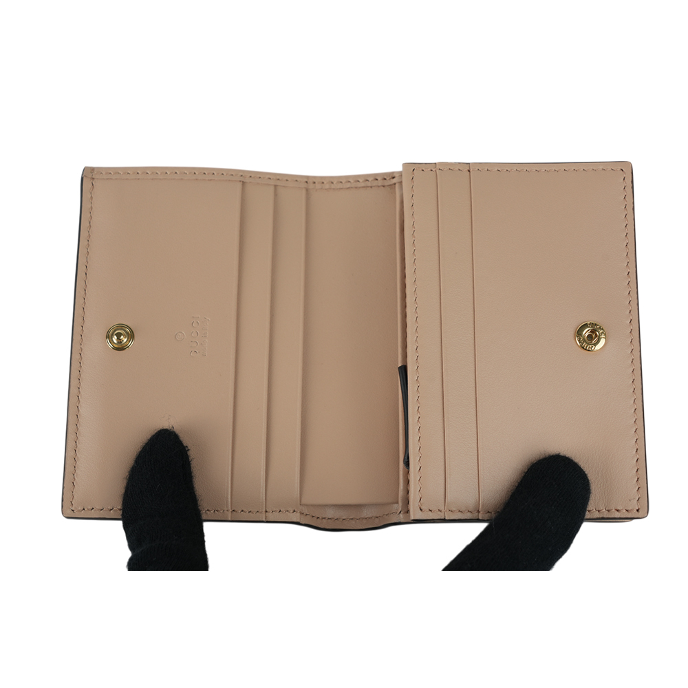 【GUCCI】GG Logo 縫線設計二折卡片小短夾(灰粉色)723786 UM8IG 5931