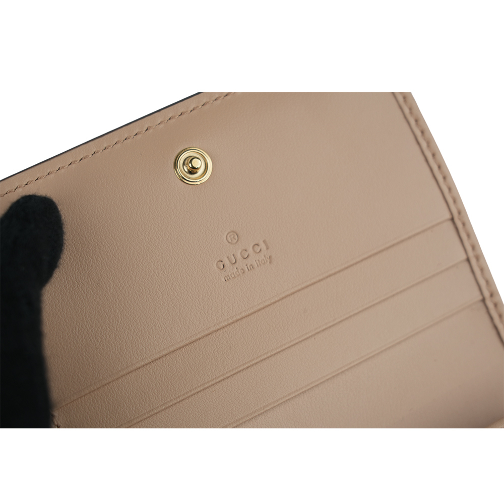【GUCCI】GG Logo 縫線設計二折卡片小短夾(灰粉色)723786 UM8IG 5931