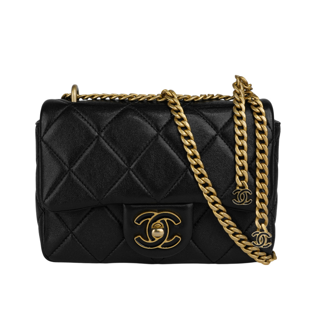 【CHANEL】琺瑯CC Logo 及吊飾小羊皮迷你翻蓋包(黑色)