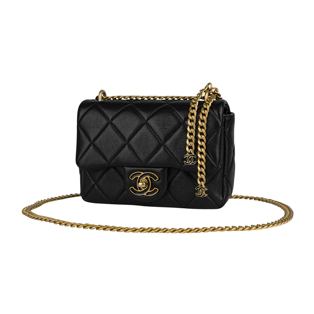 【CHANEL】琺瑯CC Logo 及吊飾小羊皮迷你翻蓋包(黑色)AS3113 B07634 94305