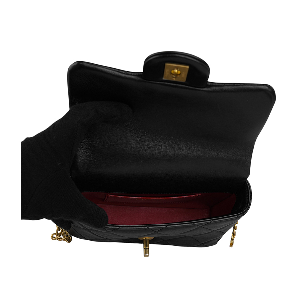 【CHANEL】琺瑯CC Logo 及吊飾小羊皮迷你翻蓋包(黑色)AS3113 B07634 94305