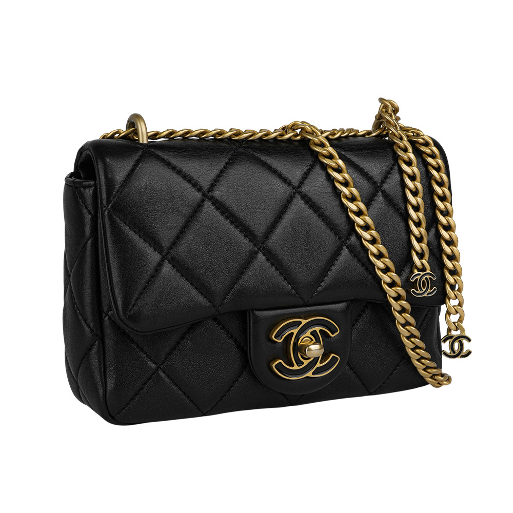 【CHANEL】琺瑯CC Logo 及吊飾小羊皮迷你翻蓋包(黑色)AS3113 B07634 94305