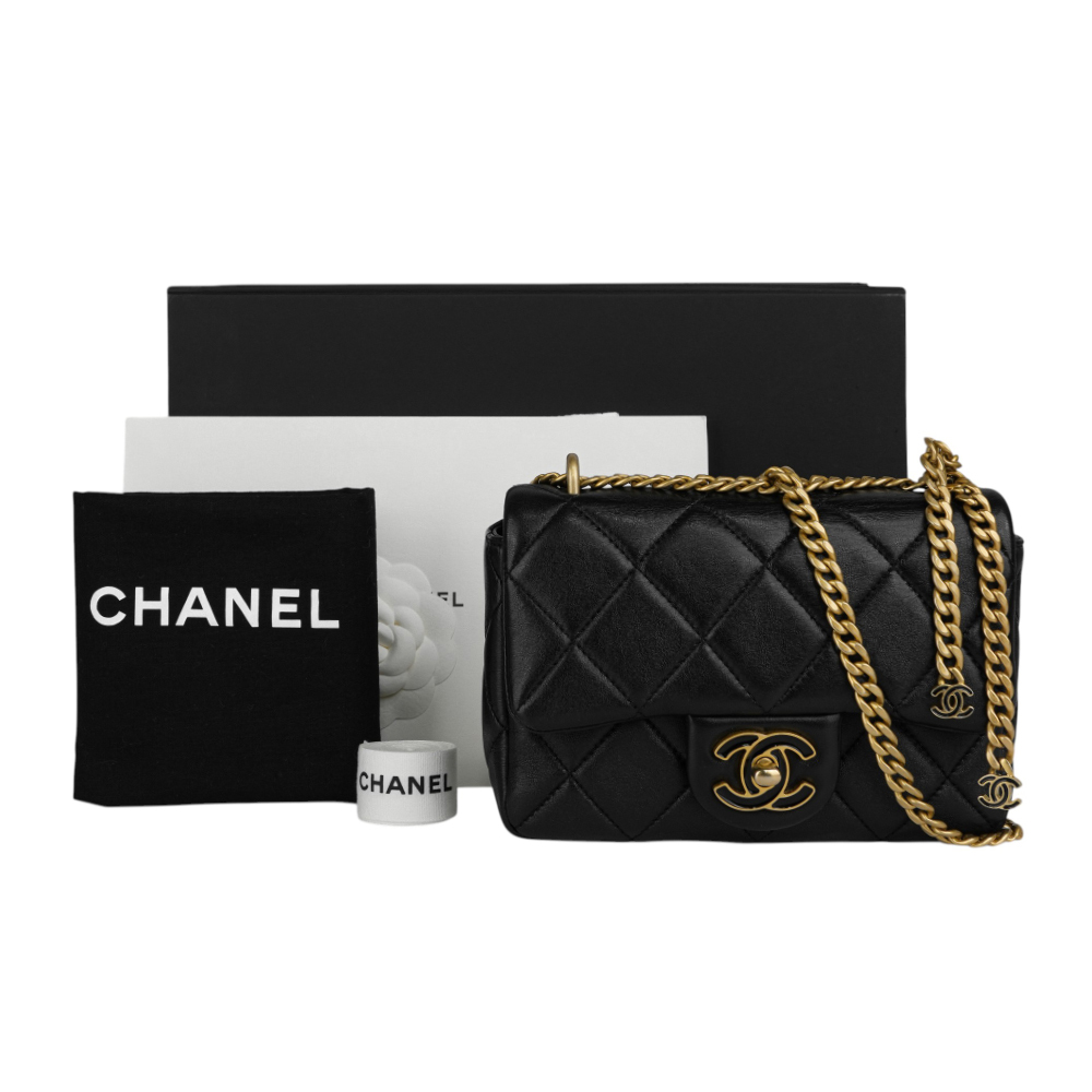 【CHANEL】琺瑯CC Logo 及吊飾小羊皮迷你翻蓋包(黑色)AS3113 B07634 94305