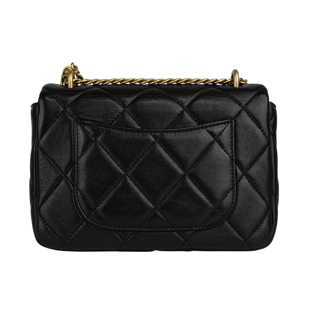 【CHANEL】琺瑯CC Logo 及吊飾小羊皮迷你翻蓋包(黑色)AS3113 B07634 94305