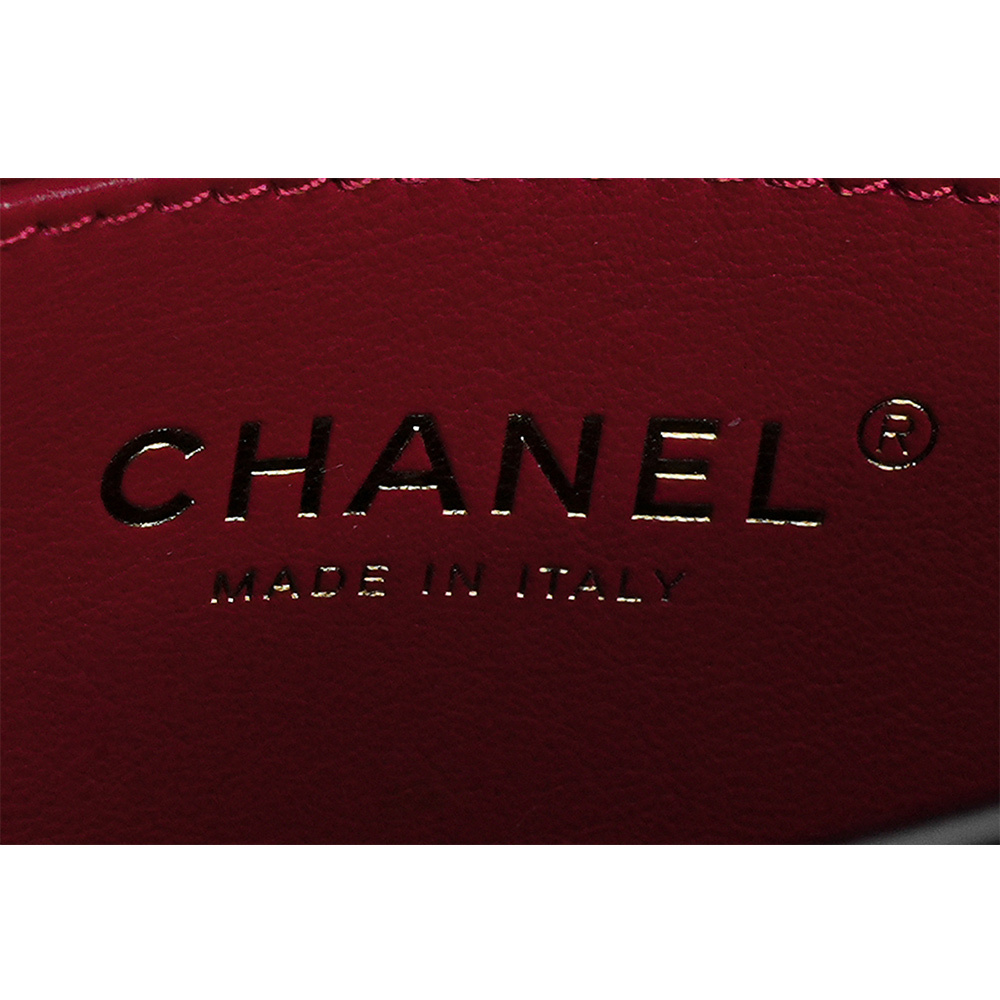 【CHANEL】琺瑯CC Logo 及吊飾小羊皮迷你翻蓋包(黑色)AS3113 B07634 94305