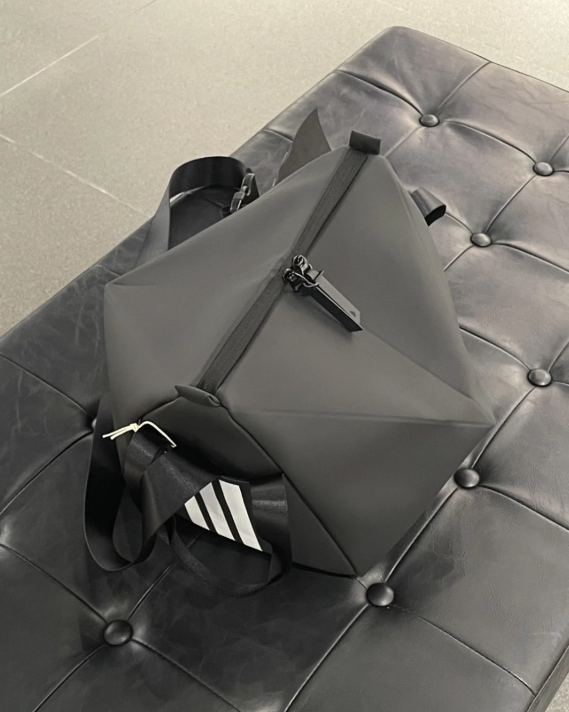 【預購】ADIDAS ORIGINALS 線條 翻轉肩背包 JX5477