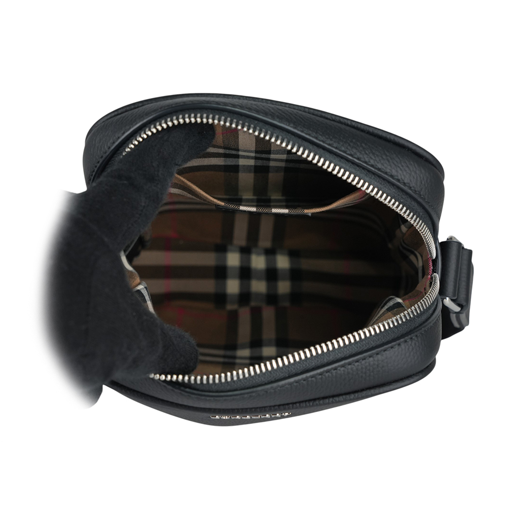 【BURBERRY】Paddy 銀字素面牛皮直式斜背包(黑色) 80840681