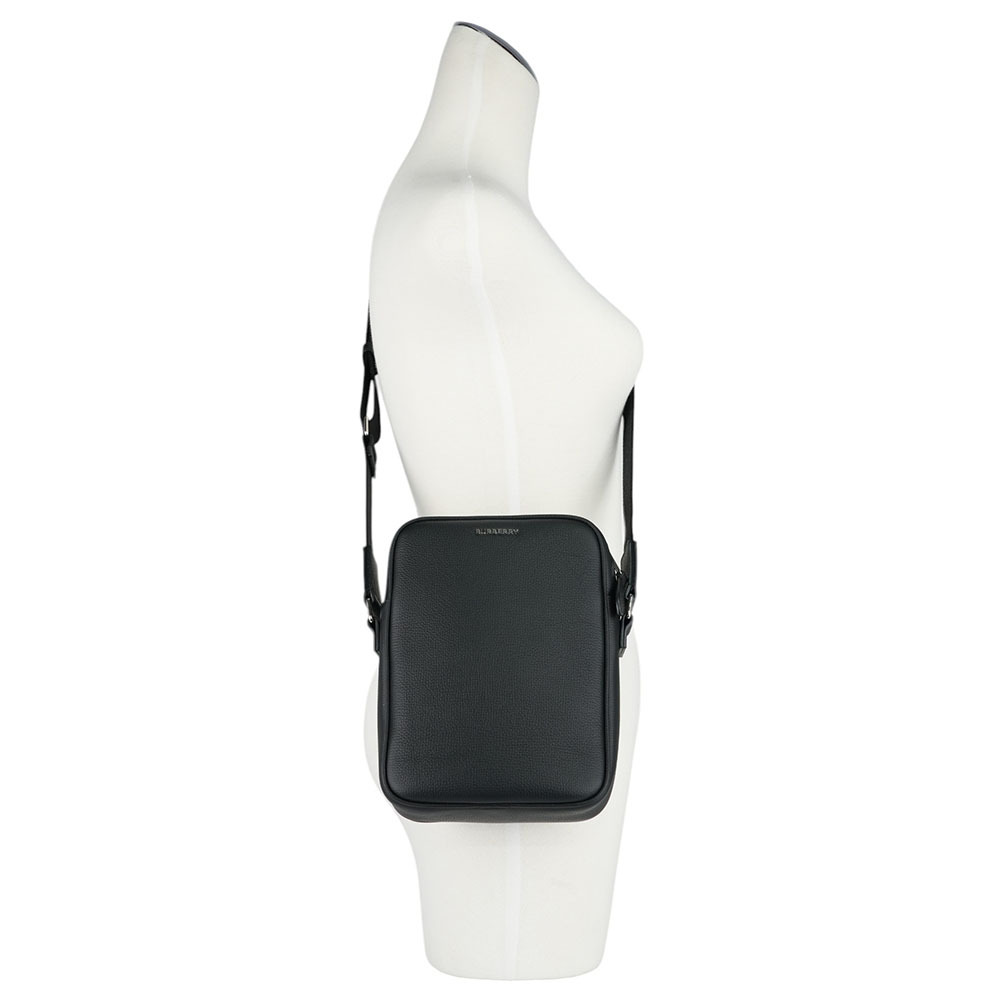 【BURBERRY】Paddy 銀字素面牛皮直式斜背包(黑色) 80840681