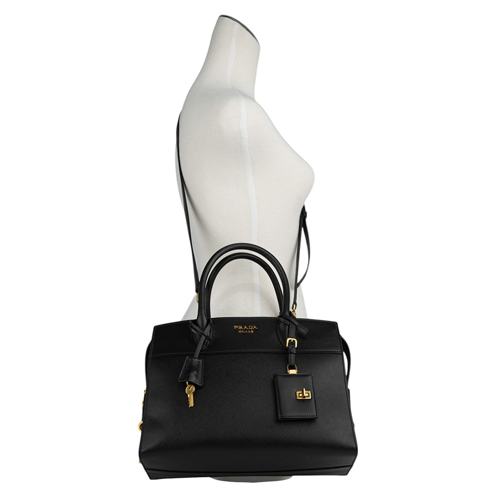 【PRADA】Esplanade 金字浮雕標誌防刮皮革二用中款托特包(黑色)1BA046