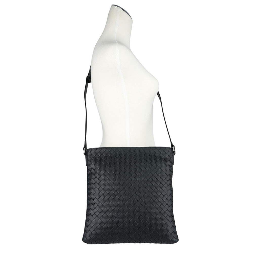 【BOTTEGA VENETA】小牛皮編織寬背帶斜背包(黑色) 577534 V4651 8803