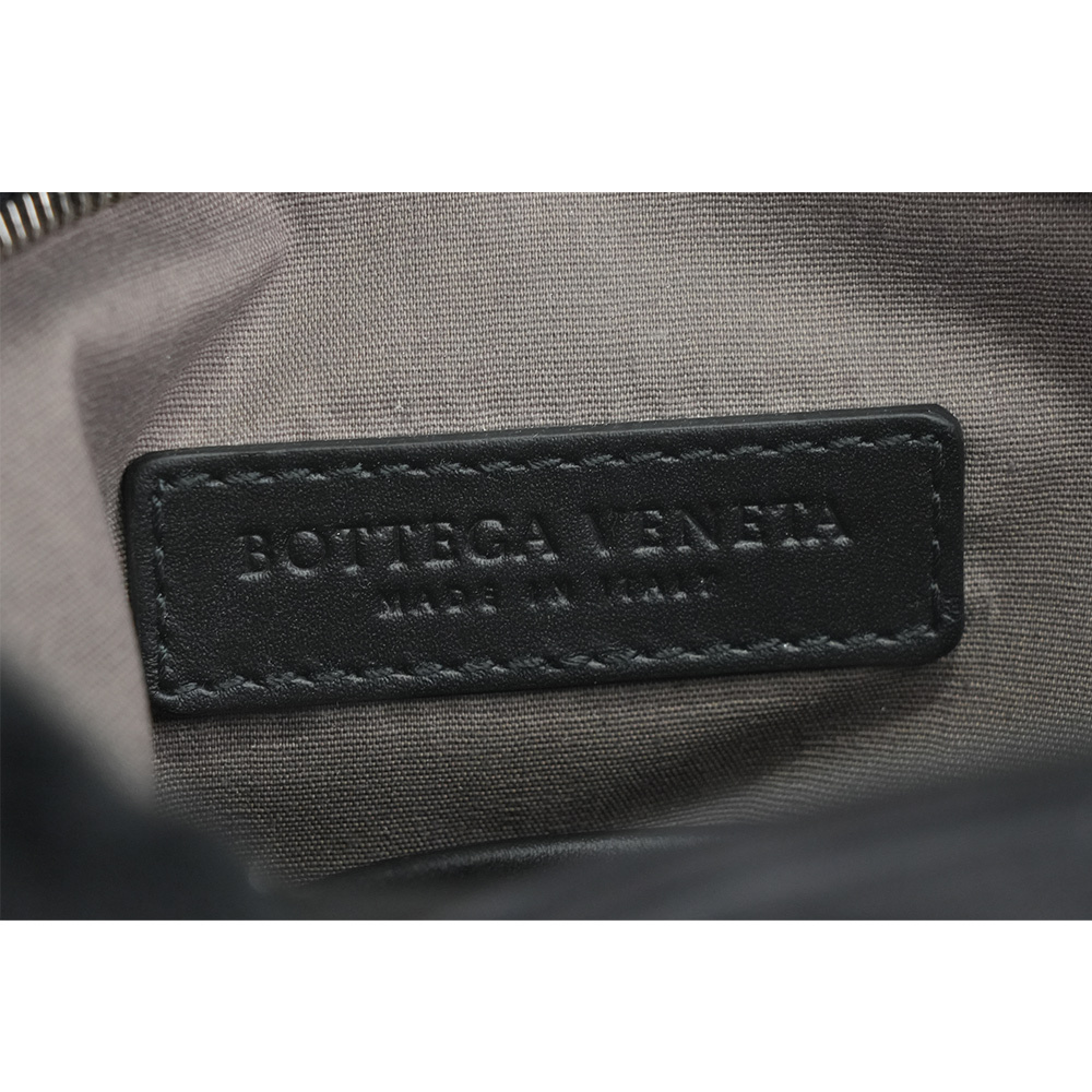 【BOTTEGA VENETA】小牛皮編織寬背帶斜背包(黑色) 577534 V4651 8803