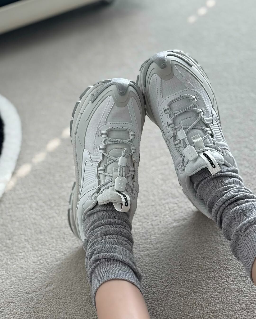 NIKE ZOOM VOMERO ROAM 骨白 灰白 米灰 防潑水 耐磨 增高 異材質 拉繩 女鞋 HV6410-100 / 預購