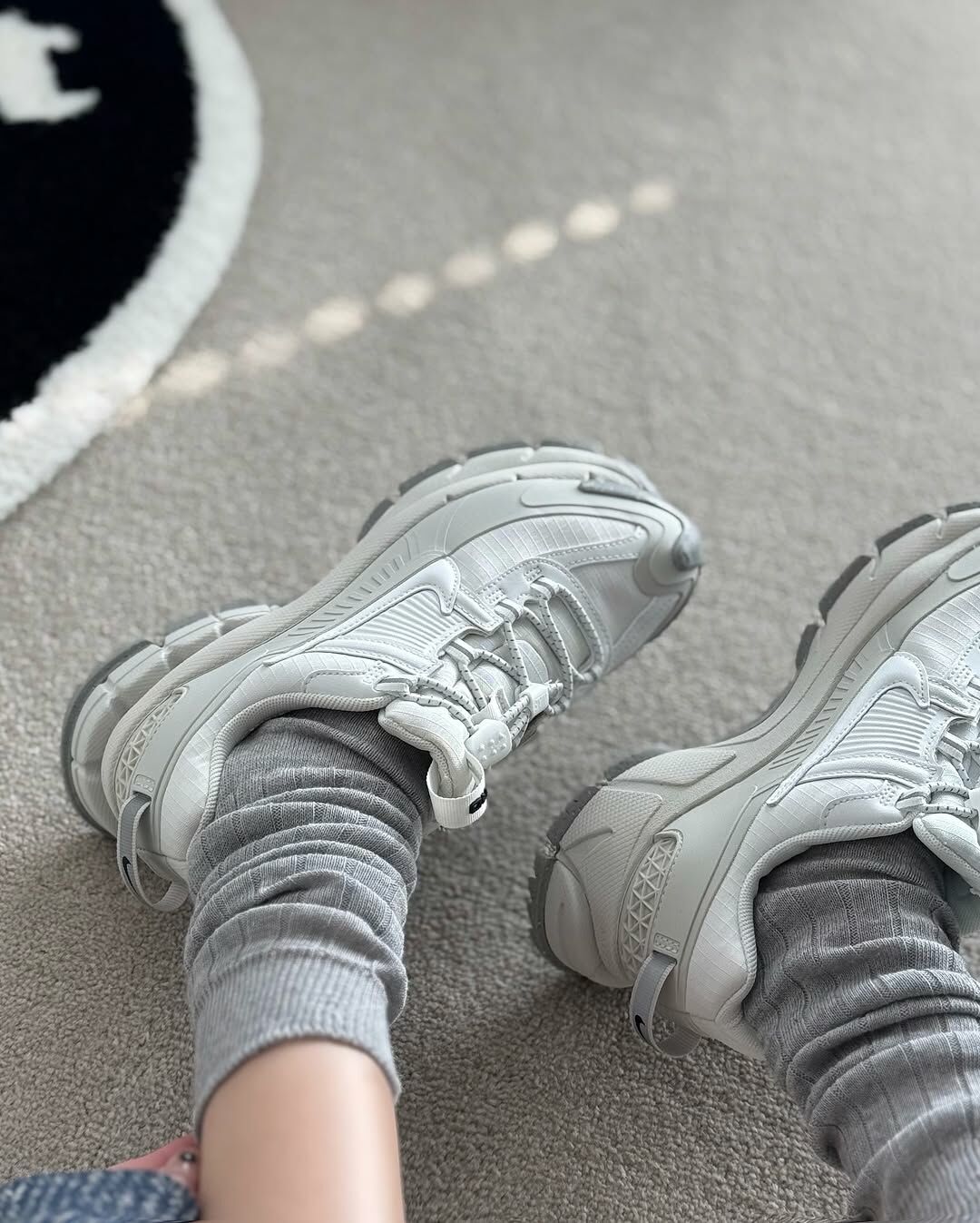 NIKE ZOOM VOMERO ROAM 骨白 灰白 米灰 防潑水 耐磨 增高 異材質 拉繩 女鞋 HV6410-100 / 預購