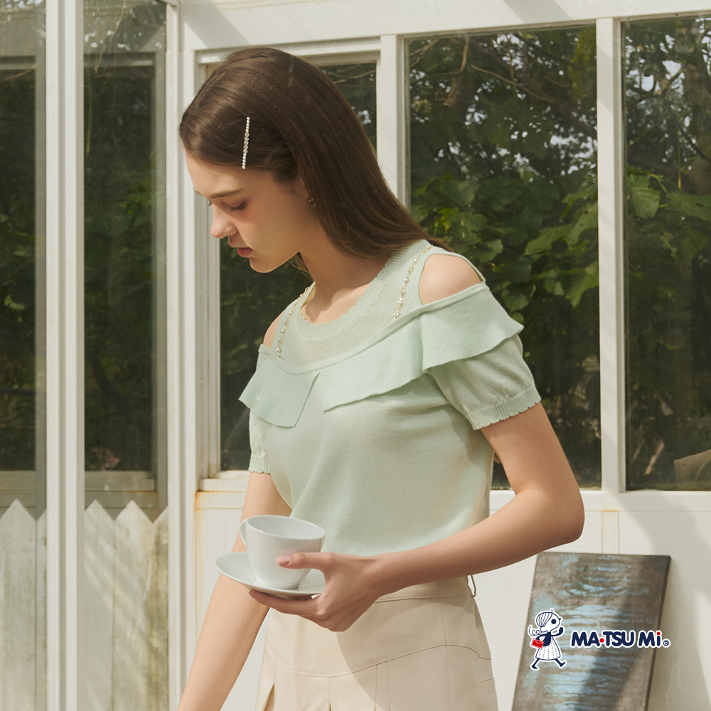 MA‧TSU Mi 簍空翻領鍊飾設計露肩針織上衣(草綠.黑)