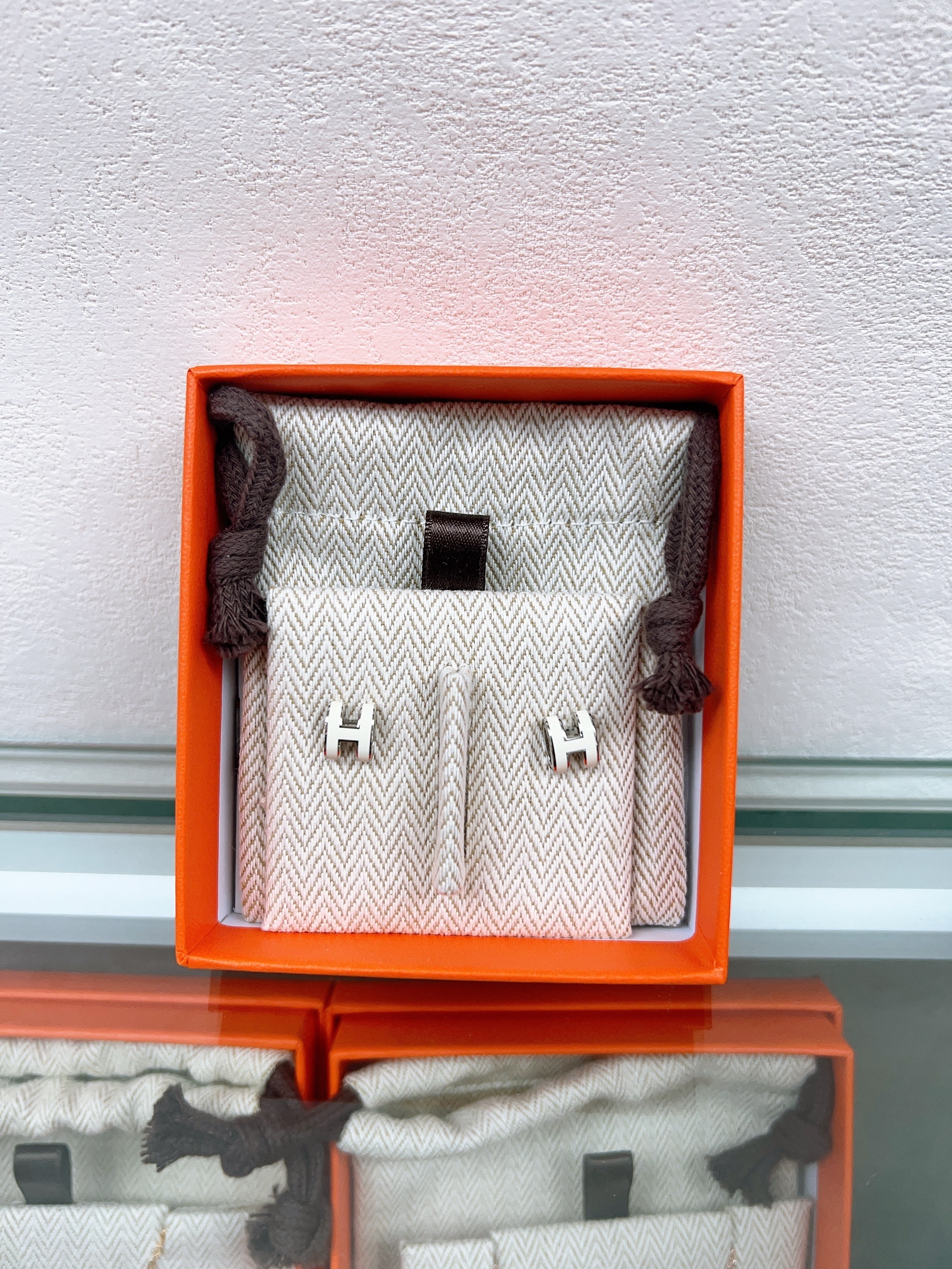 *Unused* Hermes mini pop h earrings (white/ silver)