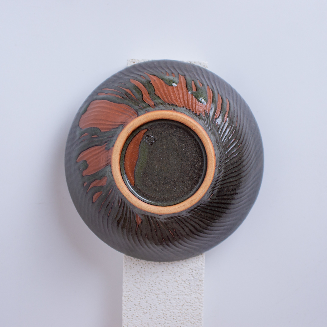 焙茶色刻紋深盤