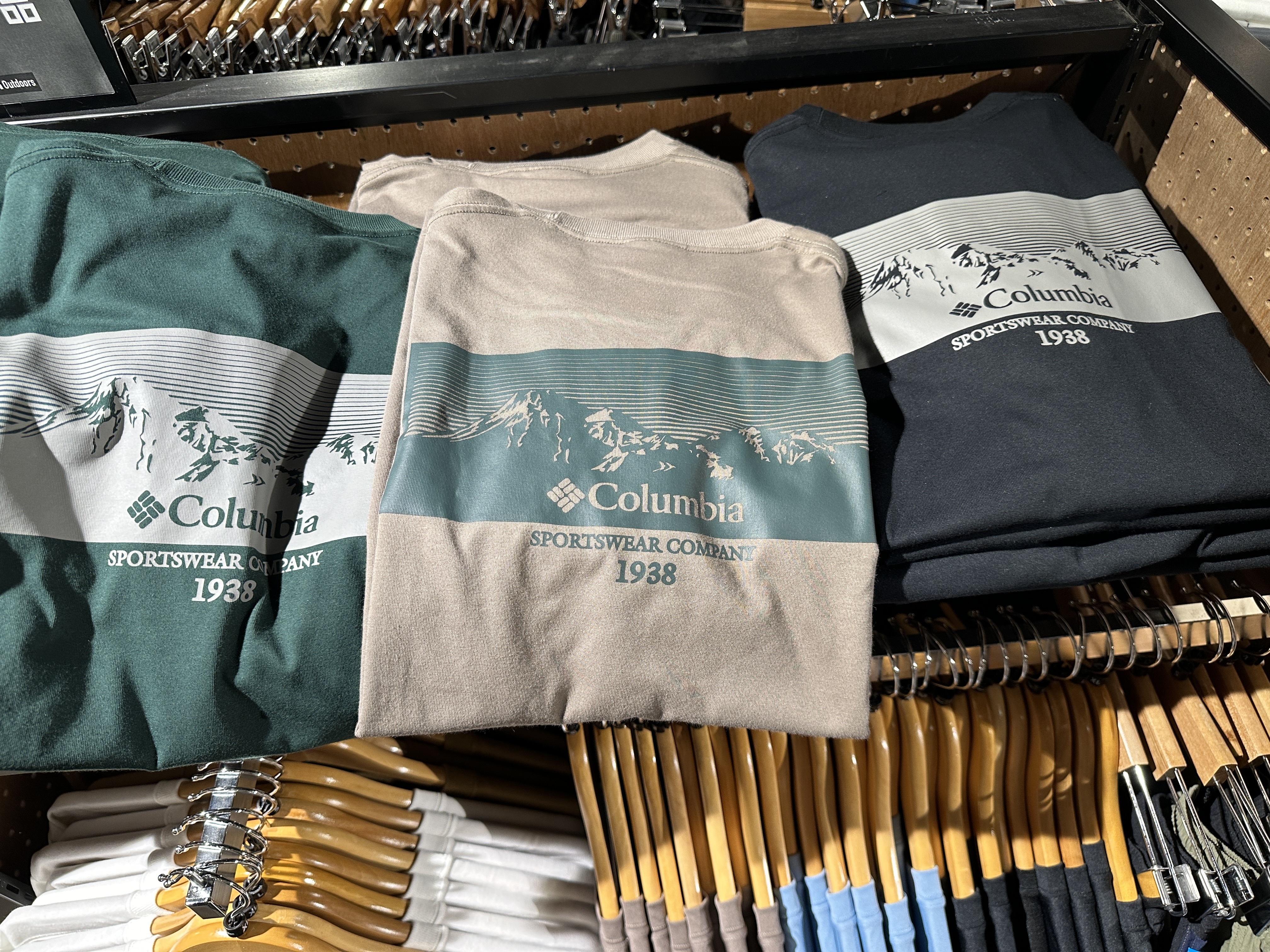 【現貨】Columbia 哥倫比亞 背後長型方塊山脈圖案 短tee PM0766