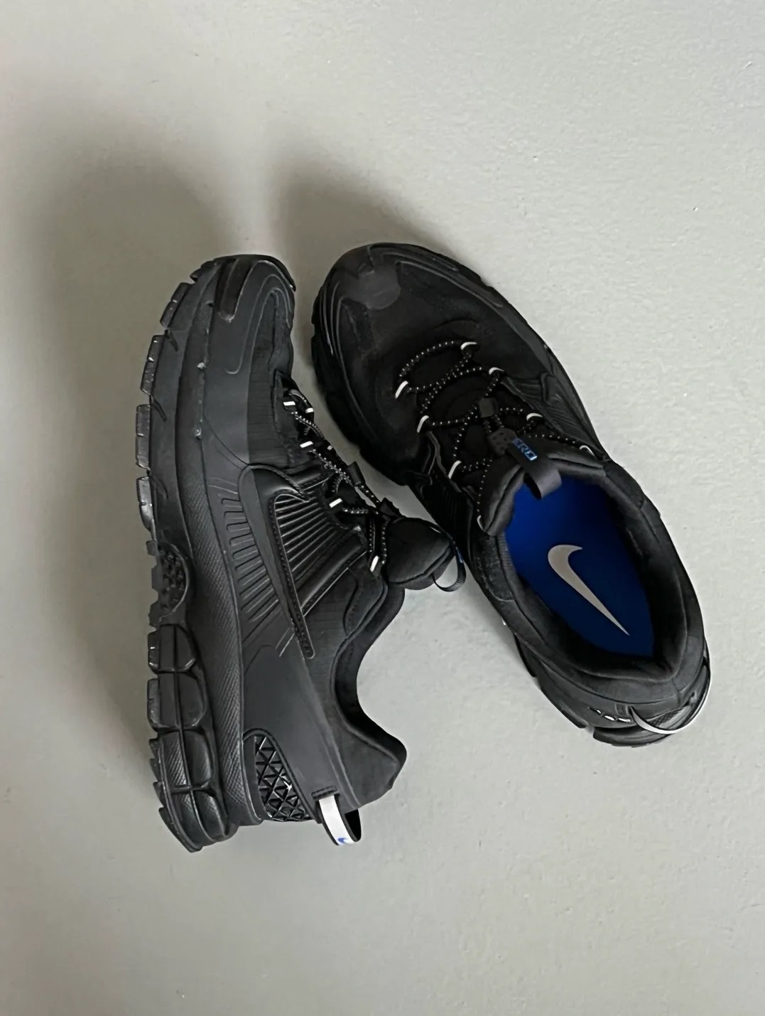 NIKE ZOOM VOMERO ROAM 全黑 防潑水 耐磨 增高 異材質 男鞋 FV2295-002 / 預購