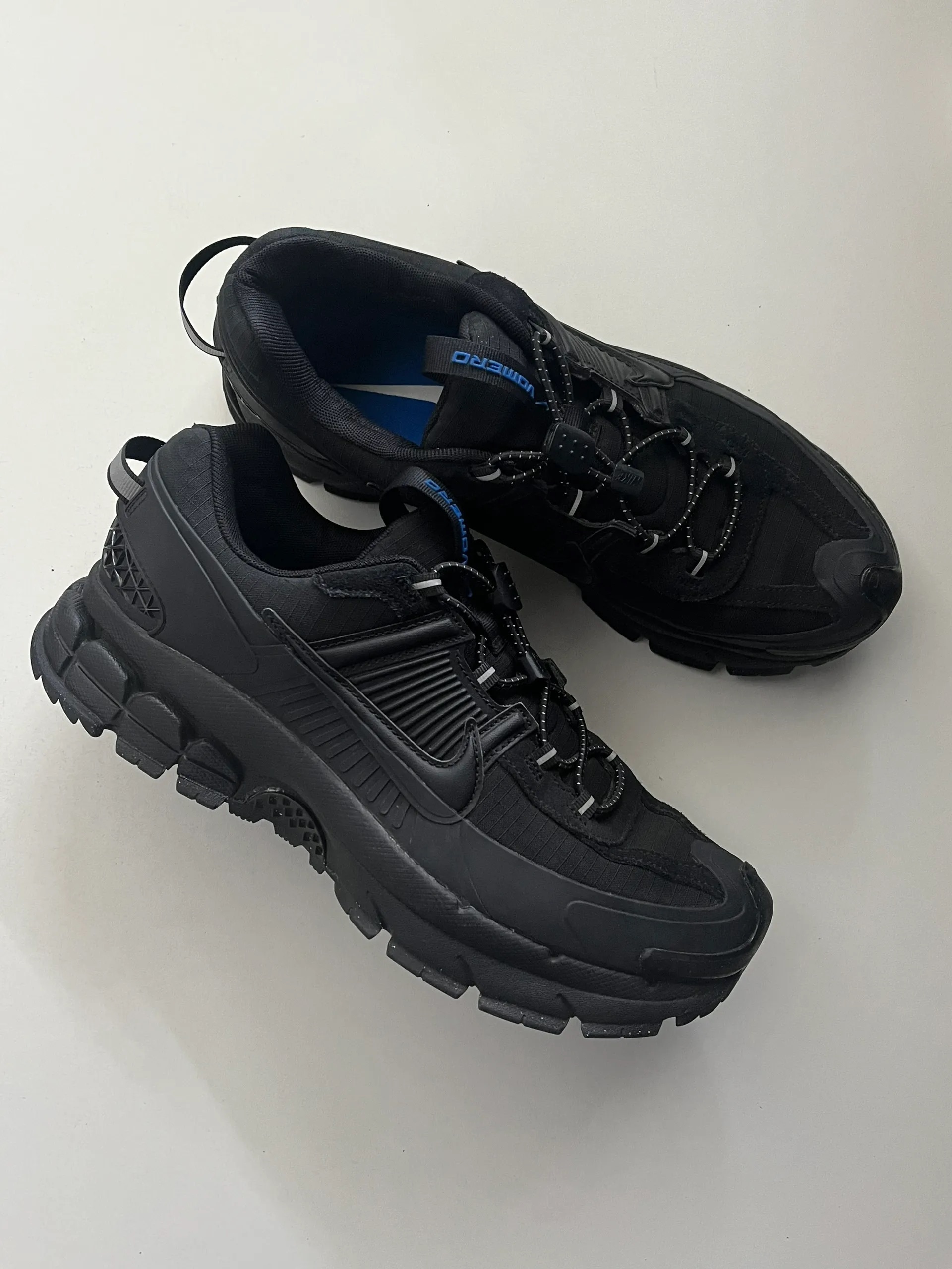 NIKE ZOOM VOMERO ROAM 全黑 防潑水 耐磨 增高 異材質 男鞋 FV2295-002 / 預購