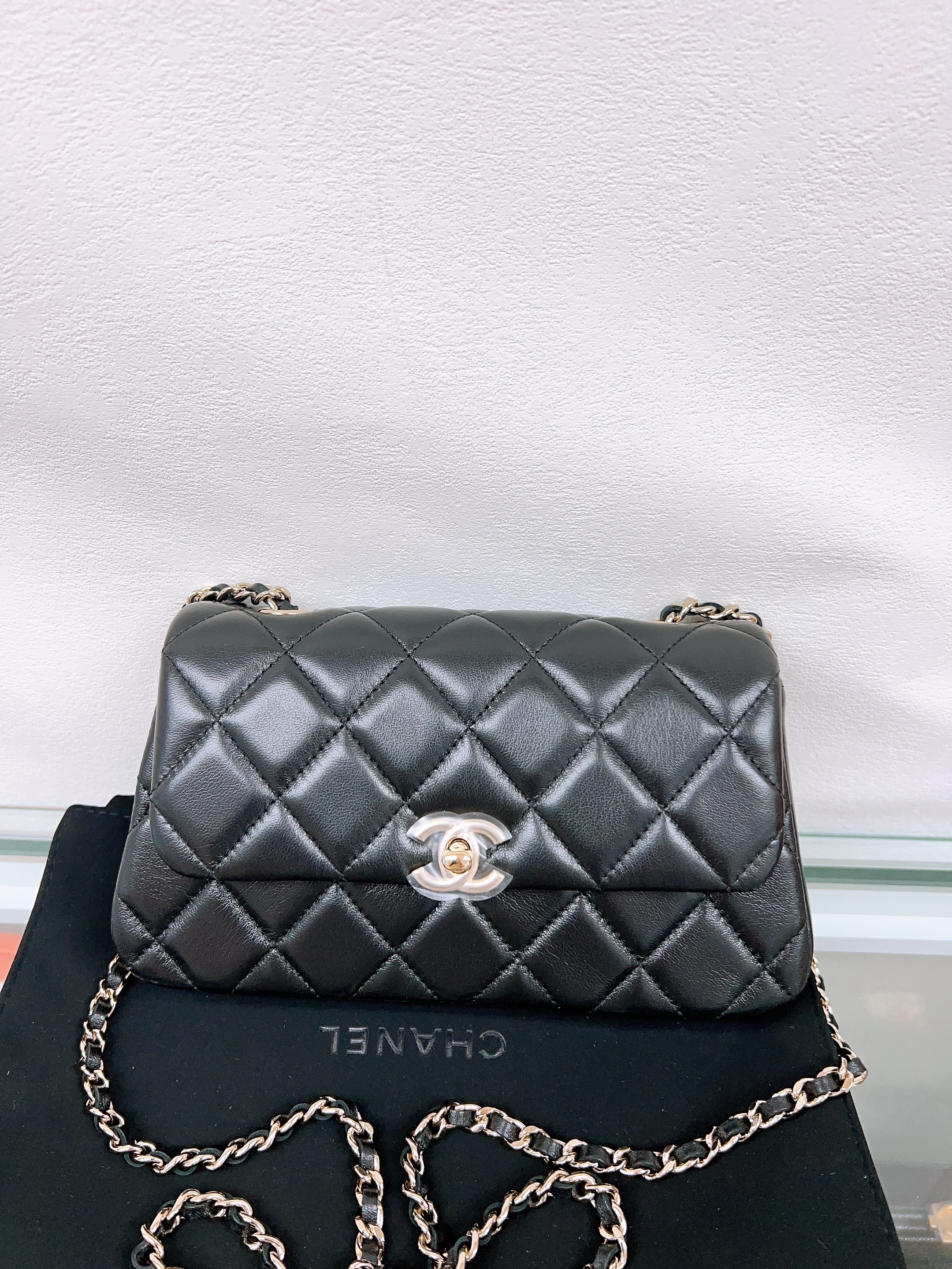 *Unused* Chanel 25s mini flap bag / mini cf (black lambskin/ GHW)