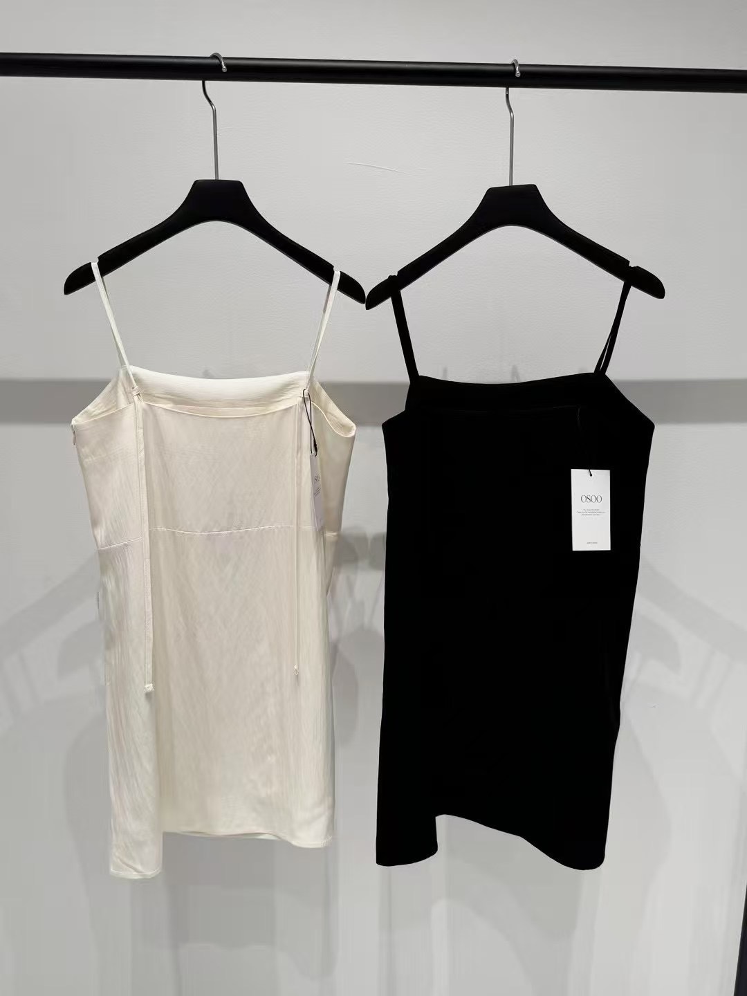 正韓𝜗𝜚質感緞面背心（肩帶可調）