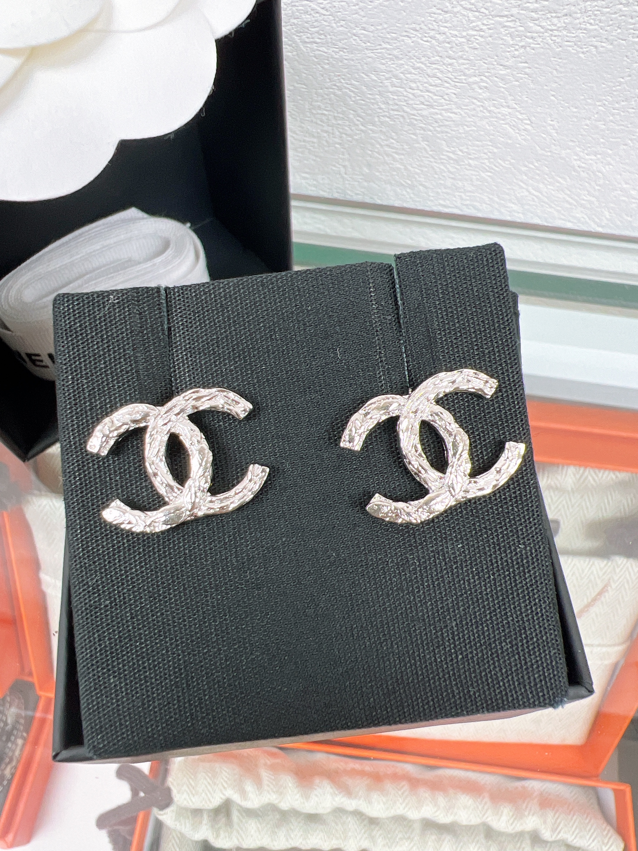 *Unused* Chanel 25c earrings silver CC logo