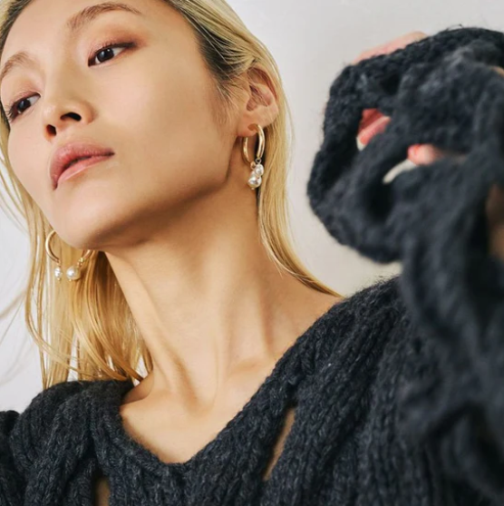 霧面金屬曲線雙滴珍珠耳環