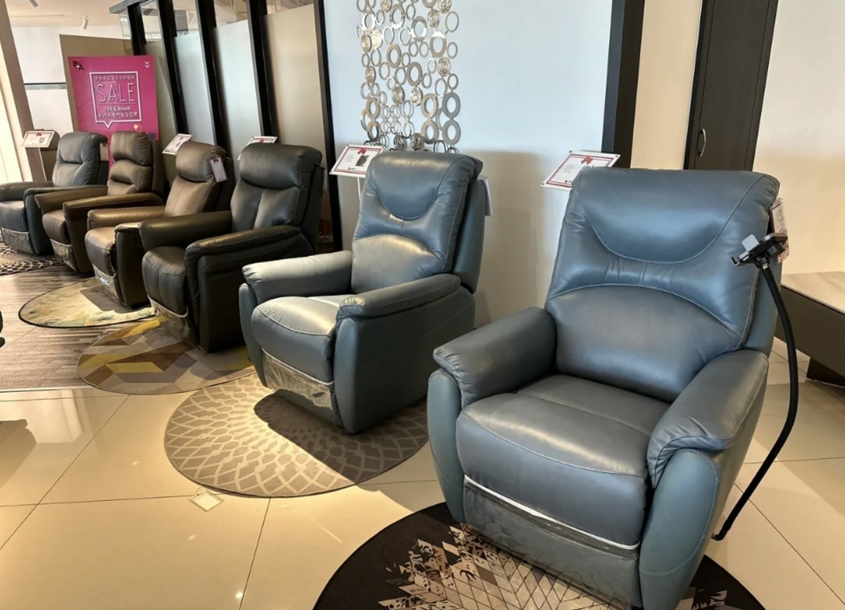 灰色皮革電動沙發，具備調整功能