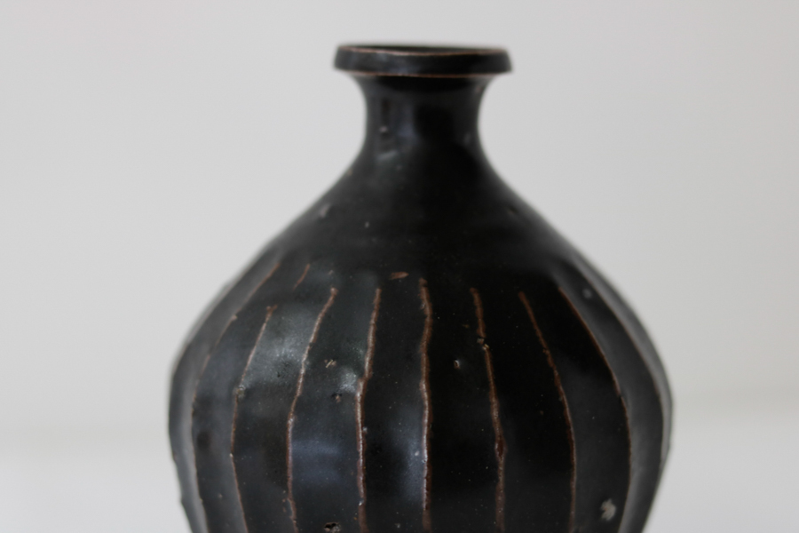 +g 古谷宣幸-黑釉鎬紋瓶子