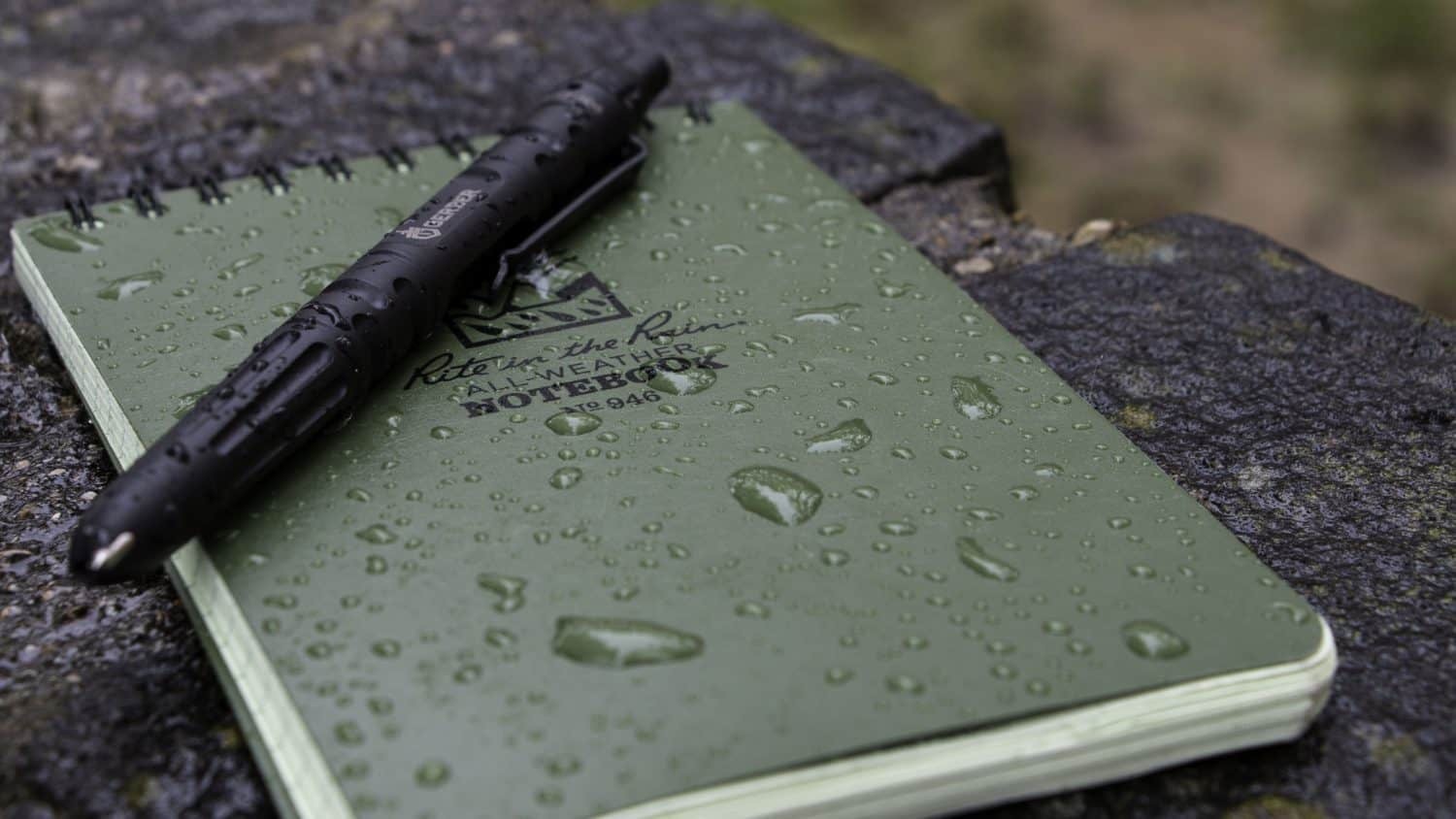 Rite in the Rain 筆記本在雨天中的封面照，顯示書寫仍清晰可辨