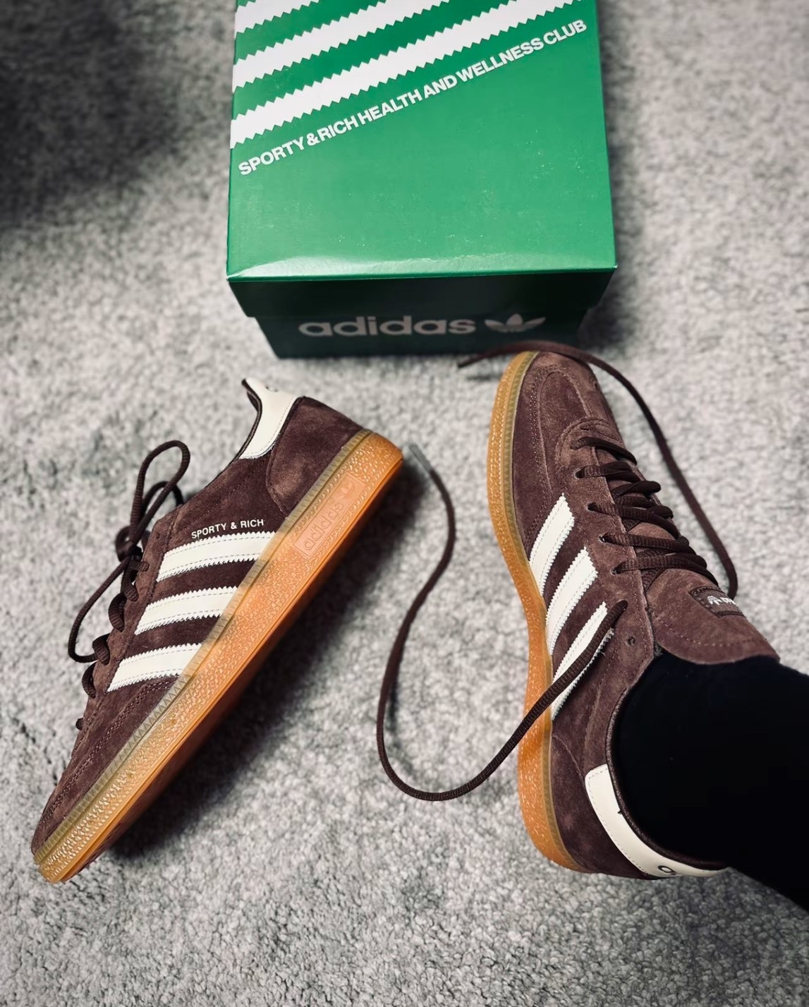 SPORTY & RICH x adidas褐色低幫板鞋｜復古舒適系聯名款